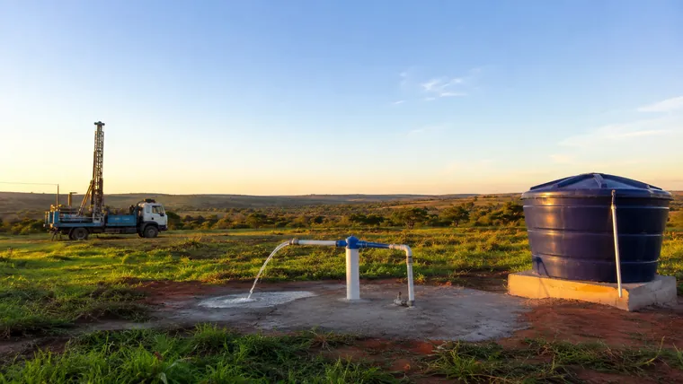 Poço concluído com reservatório instalado em área rural